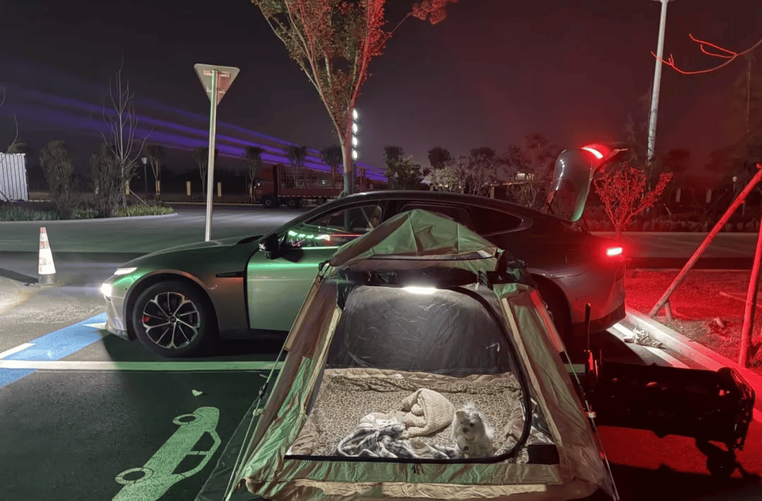 国庆期间年轻人旅行掀起“帐篷过夜”热潮冰